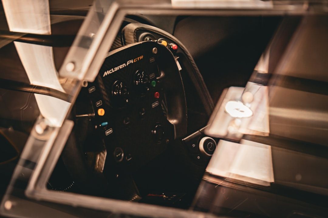 Interiör av en racingbil med "McLaren P1 GTR" på ratten.